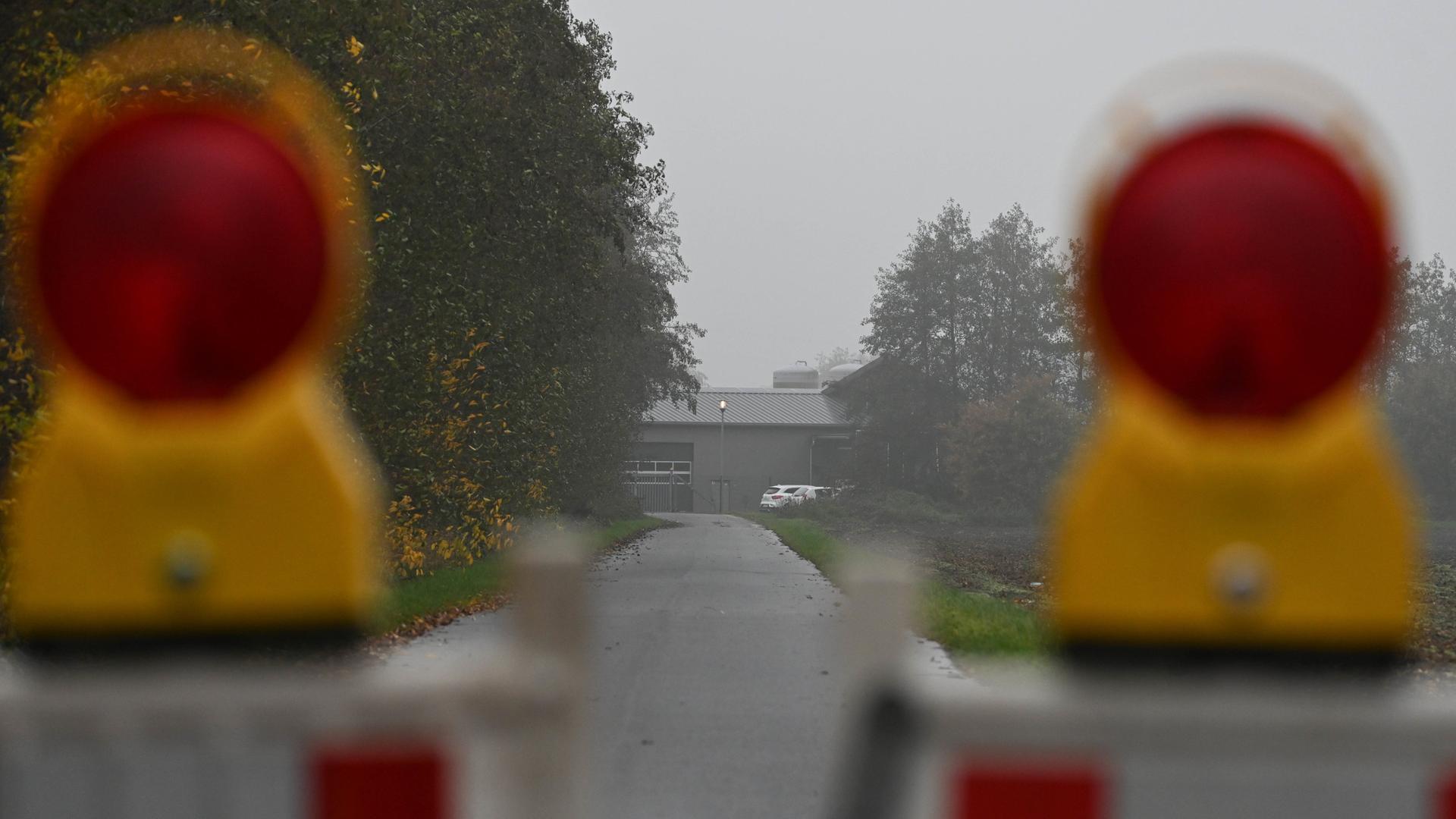Wietmarschen: Die Zufahrt zu einem Geflügelbetrieb ist abgesperrt. | dpa, Lars Penning