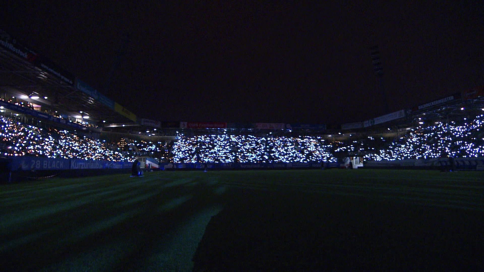 Im Ostseestadion in Rostock trafen sich die Menschen zum Weihnachtssingen. | Screenshot
