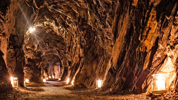 Blick in den festlich beleuchteten Roeder-Stollen beim Weihnachtsmarkt am Bergwerk Rammelsberg. 