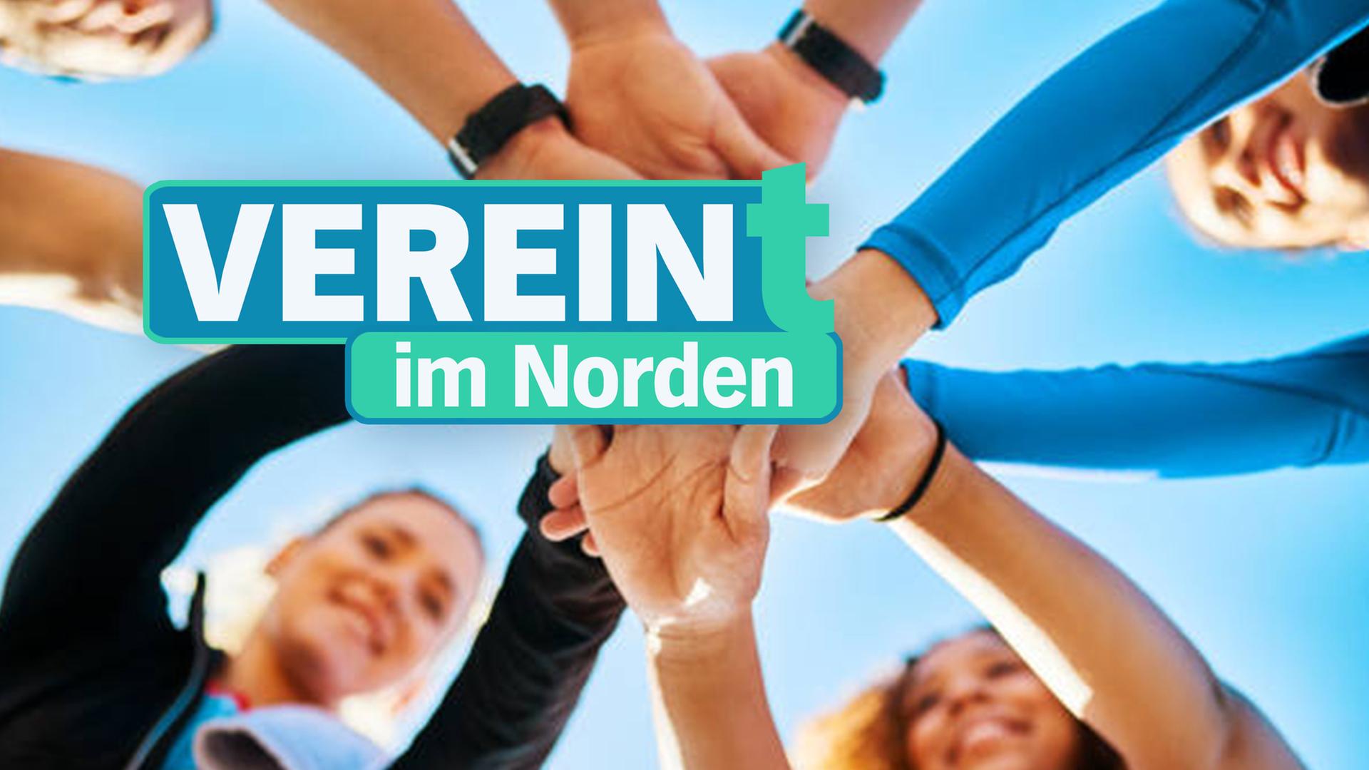 Fröhliche Menschen legen ihre Hände aufeinander, mittig im Bild ist der Schriftzug 