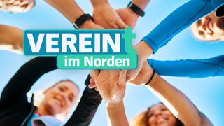 Fröhliche Menschen legen ihre Hände aufeinander, mittig im Bild ist der Schriftzug "Verein(t) im Norden".