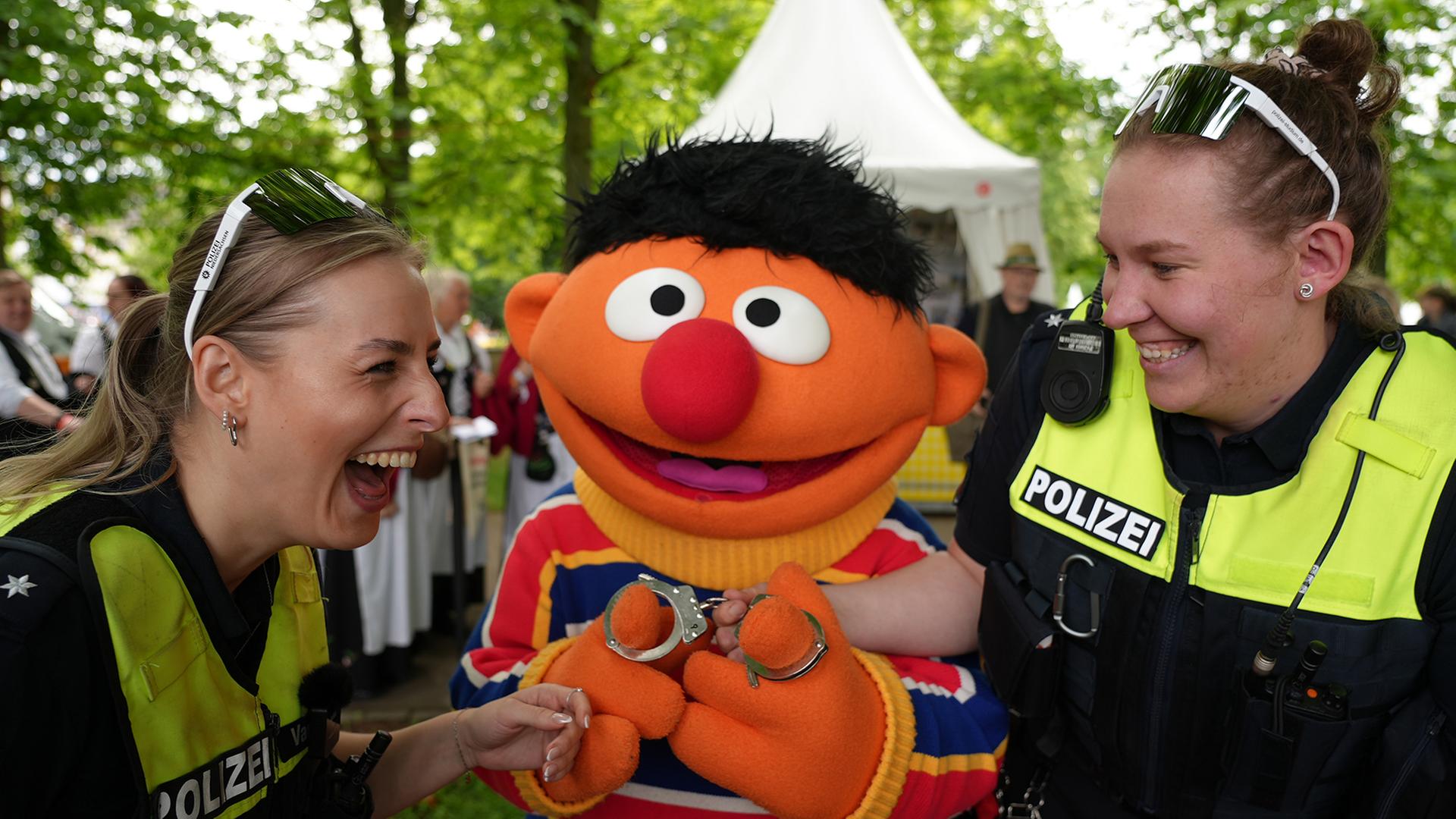 Zwei Polizistinnen legen beim Tag der Niedersachsen Ernie Handschellen an. | NDR, Sarah Friedrich