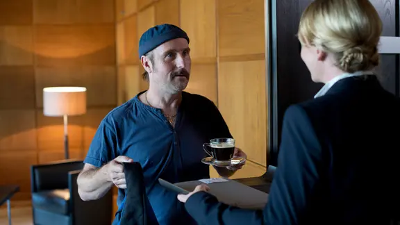 Schotty (Bjarne Mädel) ist verwundert: Sonst ist für alle nur „der Putzmann“, hier wird er mit ganzem Namen angeredet.