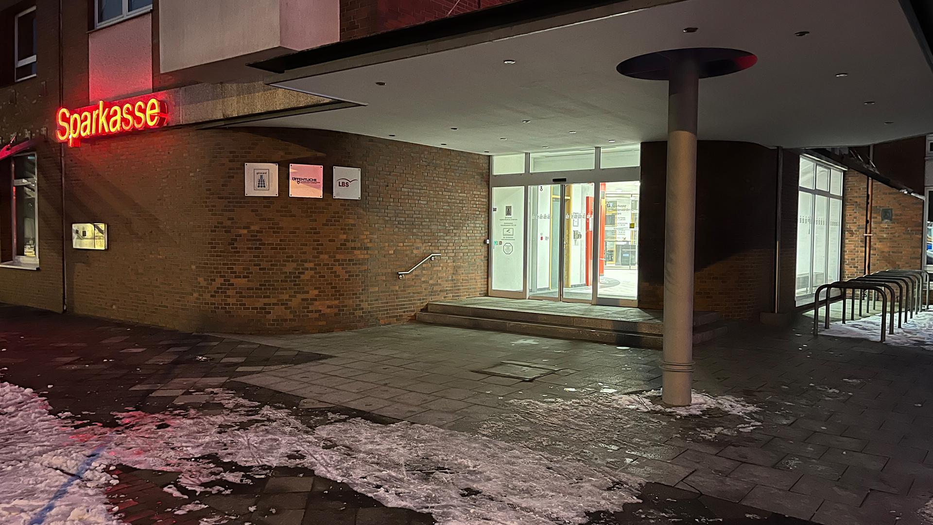 Eingang einer Bank in Fedderwardergroden, in der Schließfächer aufgebrochen wurden. | NDR, Frank Jakobs