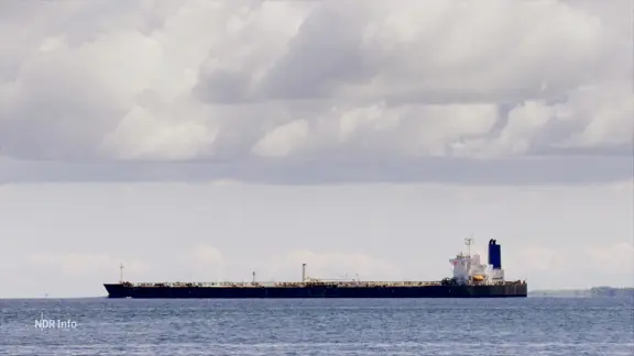 Ein Schiff auf dem Wasser.