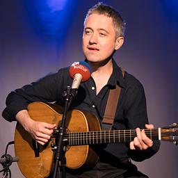 Conor O'Brien mit einer Gitarre.