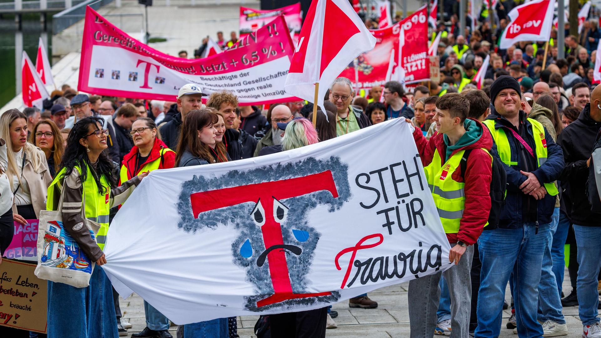 Hunderte Telekom-Beschäftigte streiken in Schwerin