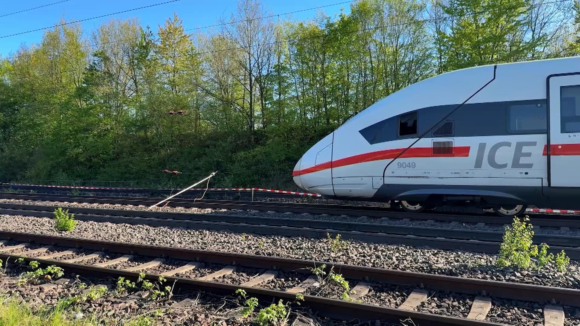 Ein Zug steht auf Gleisen, über denen eine Oberleitung beschädigt ist. | TeleNewsNetwork
