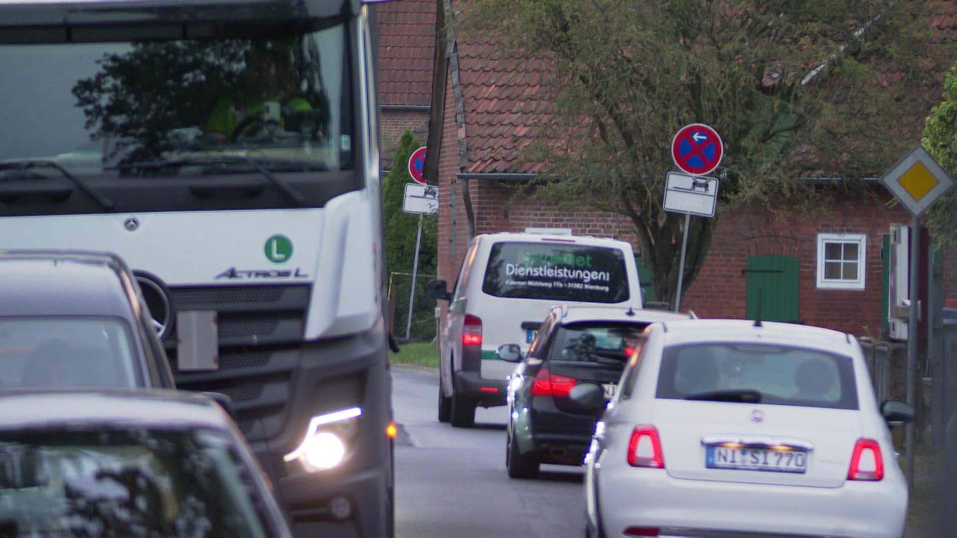 B6-Umleitung: Bahnschranken täglich insgesamt 14 Stunden geschlossen. Autos im Stau. | NDR