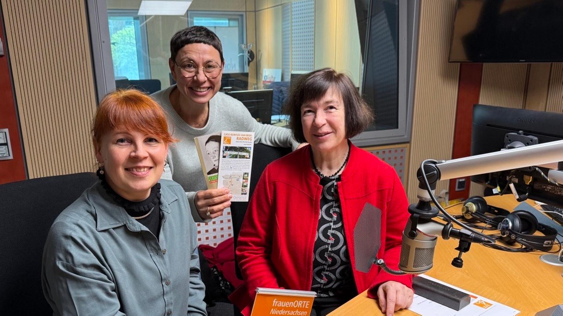 Moderatorin Martina Gilica spricht mit Anke Weisbrich (li.) und Dr. Angelika Saupe (re.). | NDR