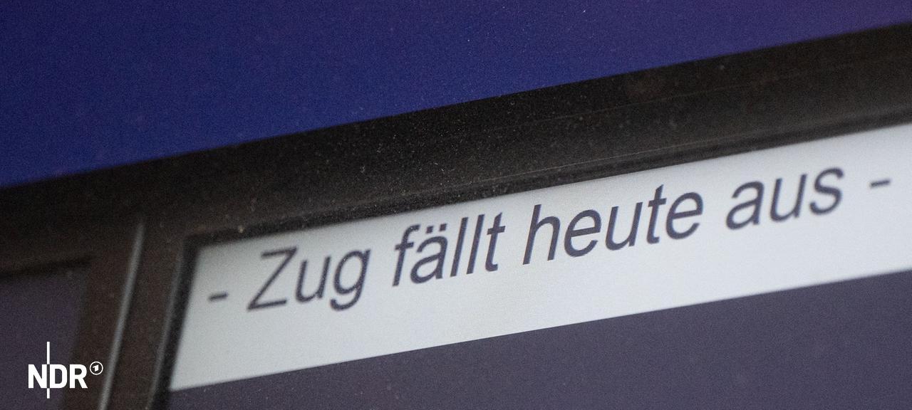 Auf einer Anzeigentafel am Bahnhof steht "Zug fällt heute aus" | picture alliance/dpa | Marijan Murat, Marijan Murat Auf einer Anzeigentafel am Bahnhof steht "Zug fällt heute aus"