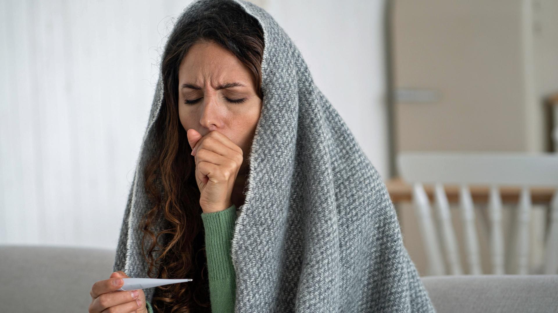 Eine Frau hustet. | picture alliance / Zoonar | Dmitrii Marchenko