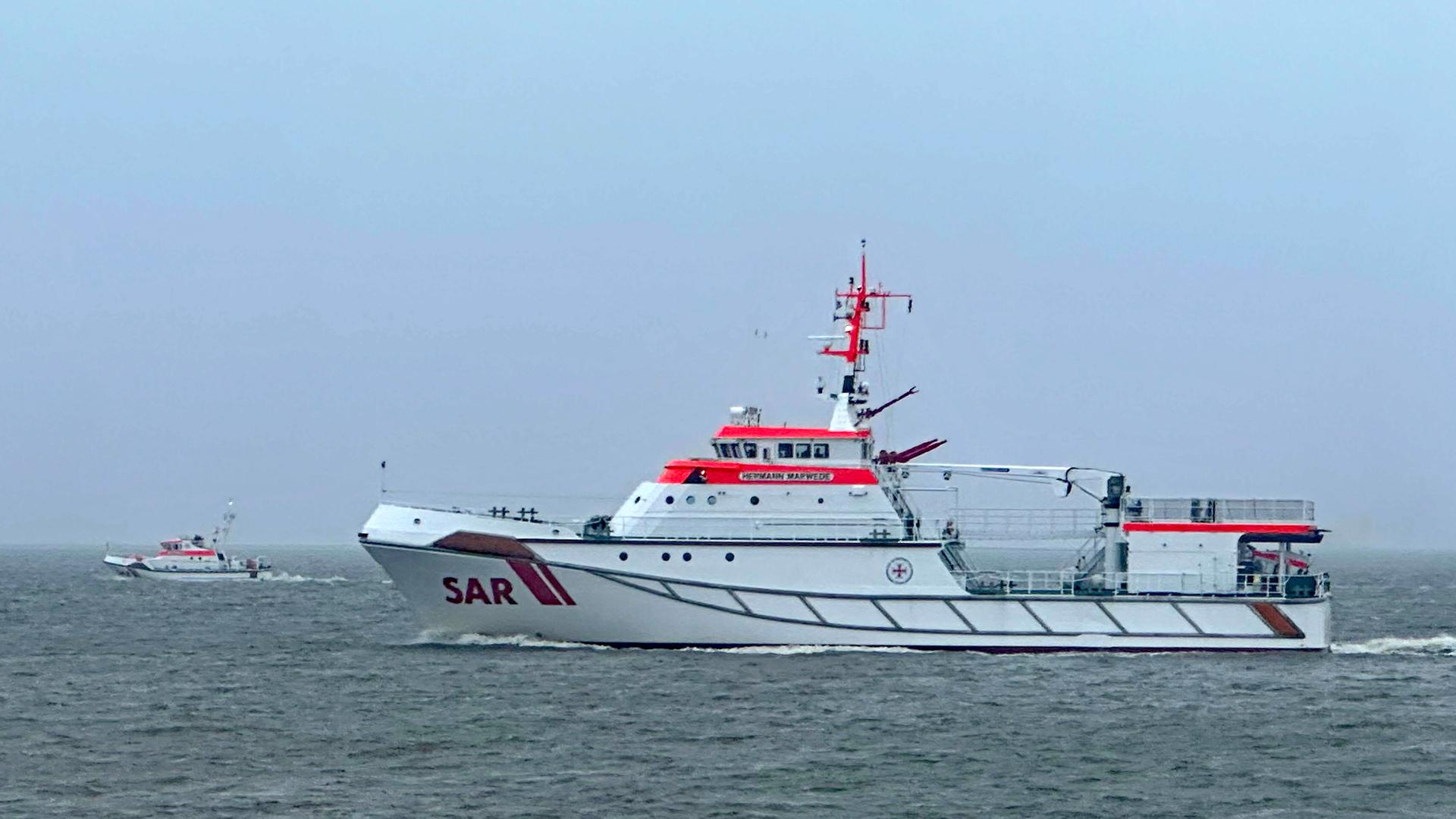 Seenotrettungskreuzer der DGzRS bei einer Vermisstensuche in der ElbmÃ¼ndung | Die Seenotretter â DGzRS