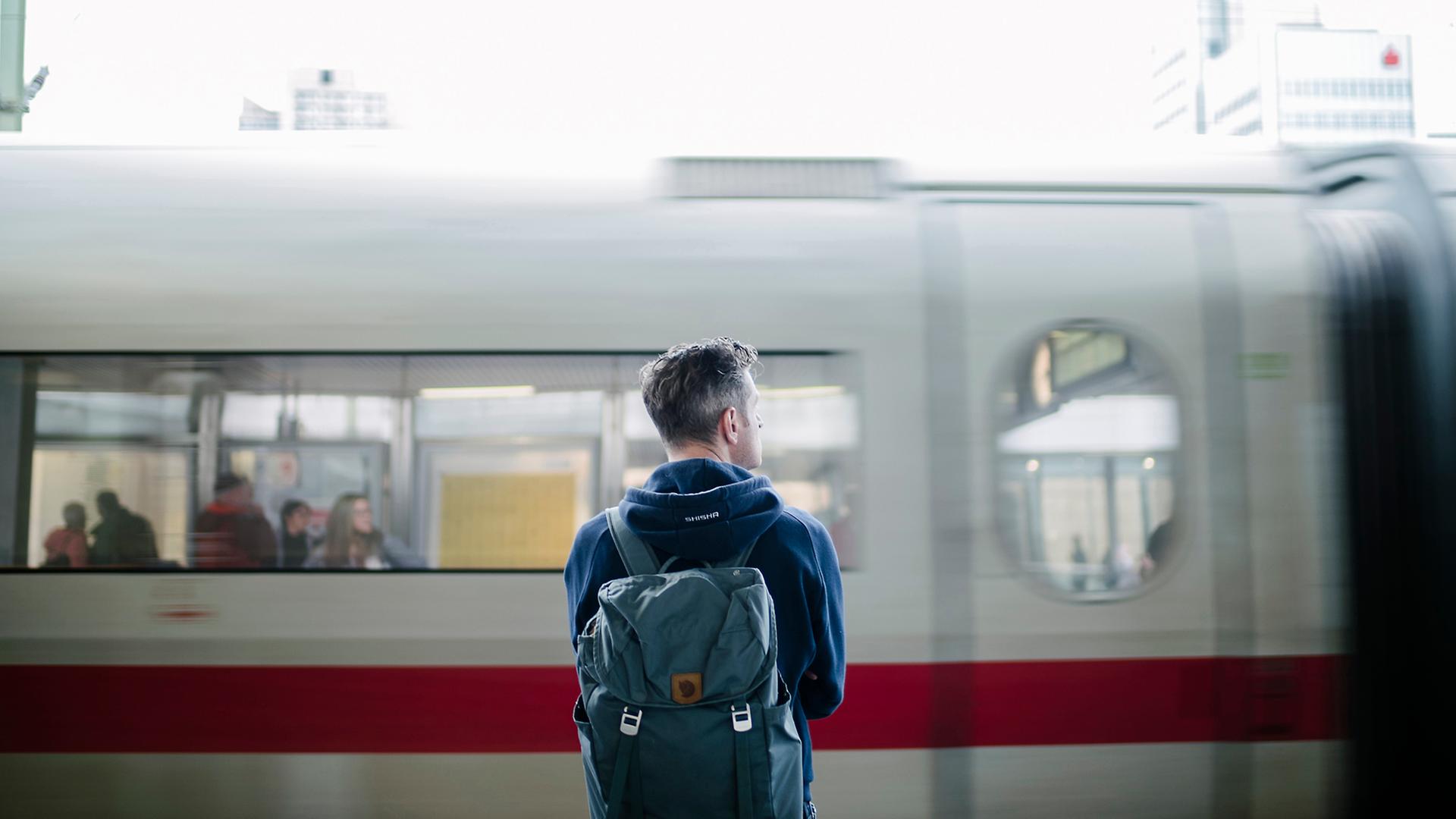 Im Hauptbahnhof Hannover blickt ein Mann auf einen einfahrenden ICE. | NDR, Julius Matuschik