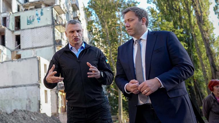 Kiew: Lars Klingbeil (SPD), Bundesminister der Finanzen, Vizekanzler und SPD-Bundesvorsitzender, und Kiews Bürgermeister Vitali Klitschko (l) unterhalten sich vor einem von einer ballistischen Rakete zerstörten Haus
