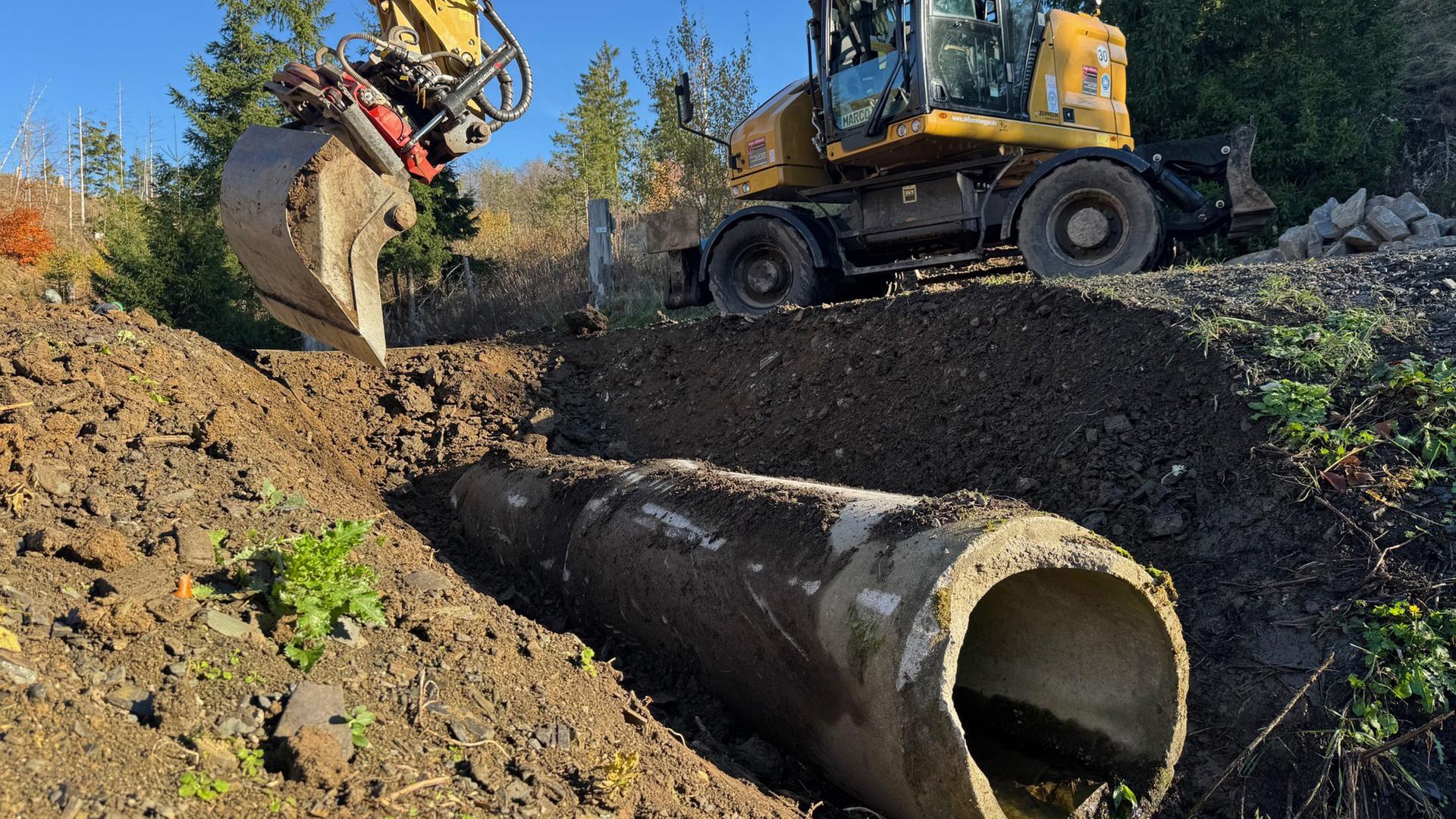 Ein Bagger hebt ein Durchlassrohr aus der Erde im Harz | NDR, Sabine Hausherr