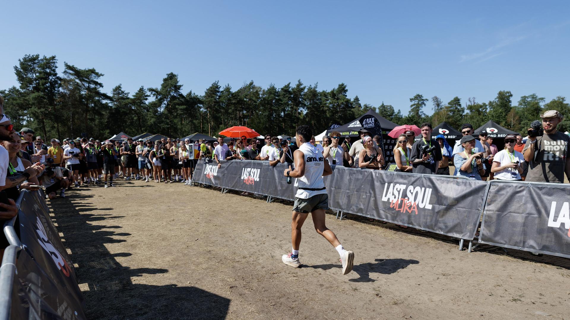 Teilnehmer beim Last Soul Ultra 2026 in Fürstenau | dpa / picture alliance