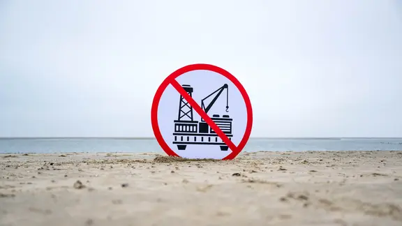 Ein symbolisches Verbotsschild gegen Gasförderung steckt im Sandstrand vor Borkum. 