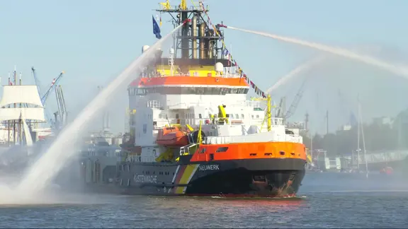 Das Mehrzweckschiff Neuwerk bei der Auslaufparade.