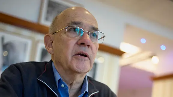 Portrait de Tom Segev.