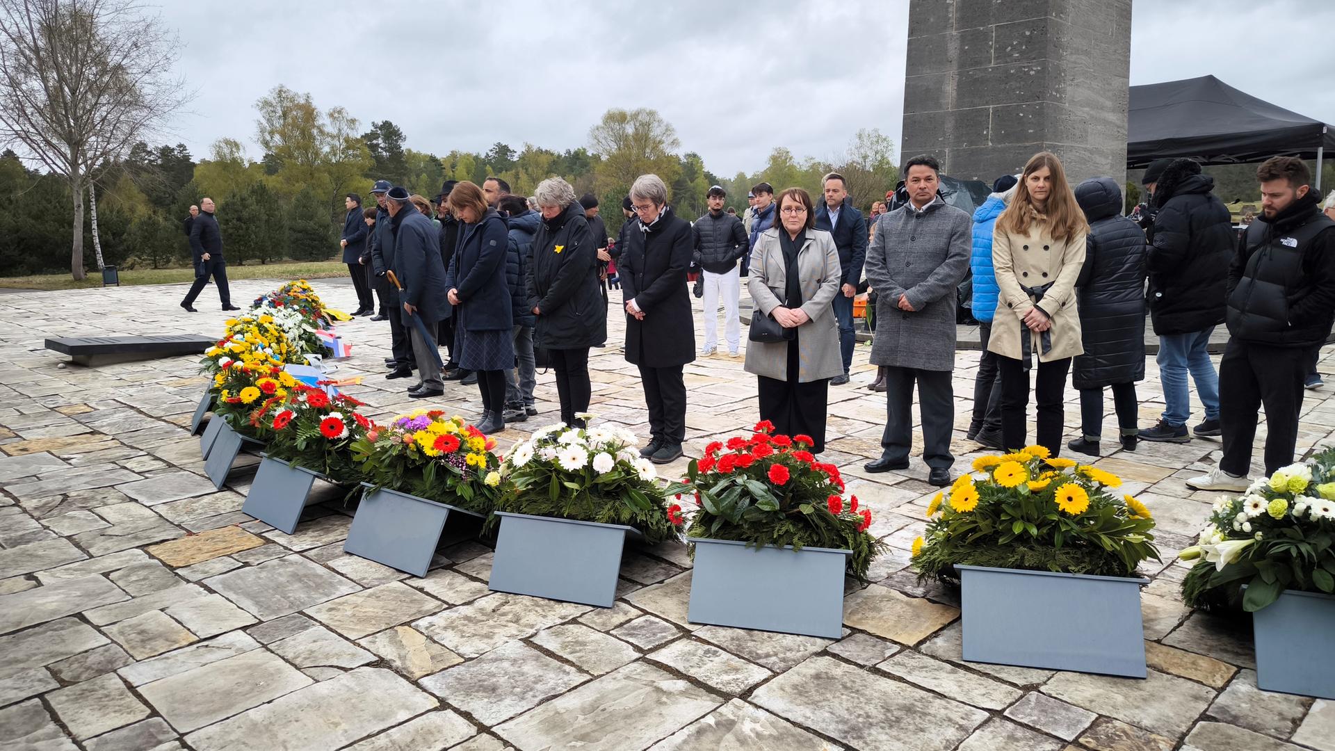 In Bergen Belsen wird dem 81. Jahrestag der Befreiung gedacht. | NDR/Yannic Wittenberg