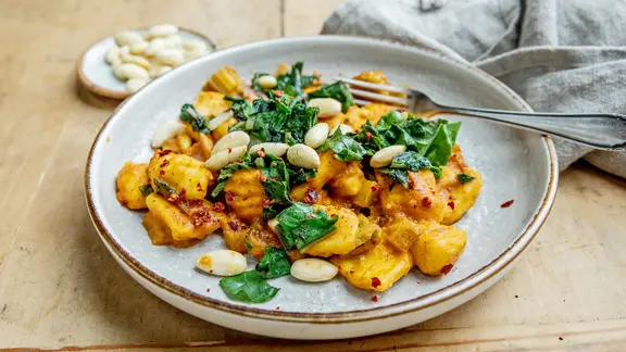 Gnocchi mit Mangold und Mandeln auf einem Teller angerichtet. | NDR, Claudia Timmann Gnocchi mit Mangold und Mandeln auf einem Teller angerichtet.