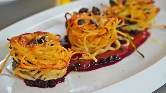 Spaghetti-Muffins mit Preiselbeer-Dip auf einem Teller. | NDR Spaghetti-Muffins mit Preiselbeer-Dip auf einem Teller.