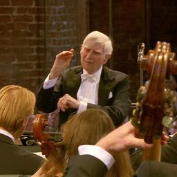 Konzertszene: Der 97-jährige Maestro Herbert Blomstedt dirigiert das Eröffnungskonzert der Festspiele Mecklenburg-Vorpommern 2025