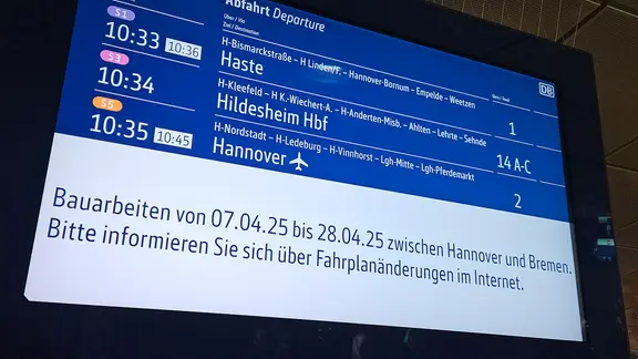 Eine Infotafel der Deutschen Bahn weist auf eine Streckensperrung zwischen Hannover und Bremen hin.