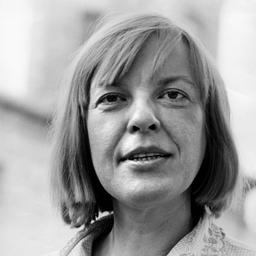 Eine Frau um die Vierzig mit halblangem, blondem Haar schaut mit braunen Augen freundlich an der Kamera vorbei. Ihr Mund ist leicht geöffnet, als wolle sie etwas sagen.