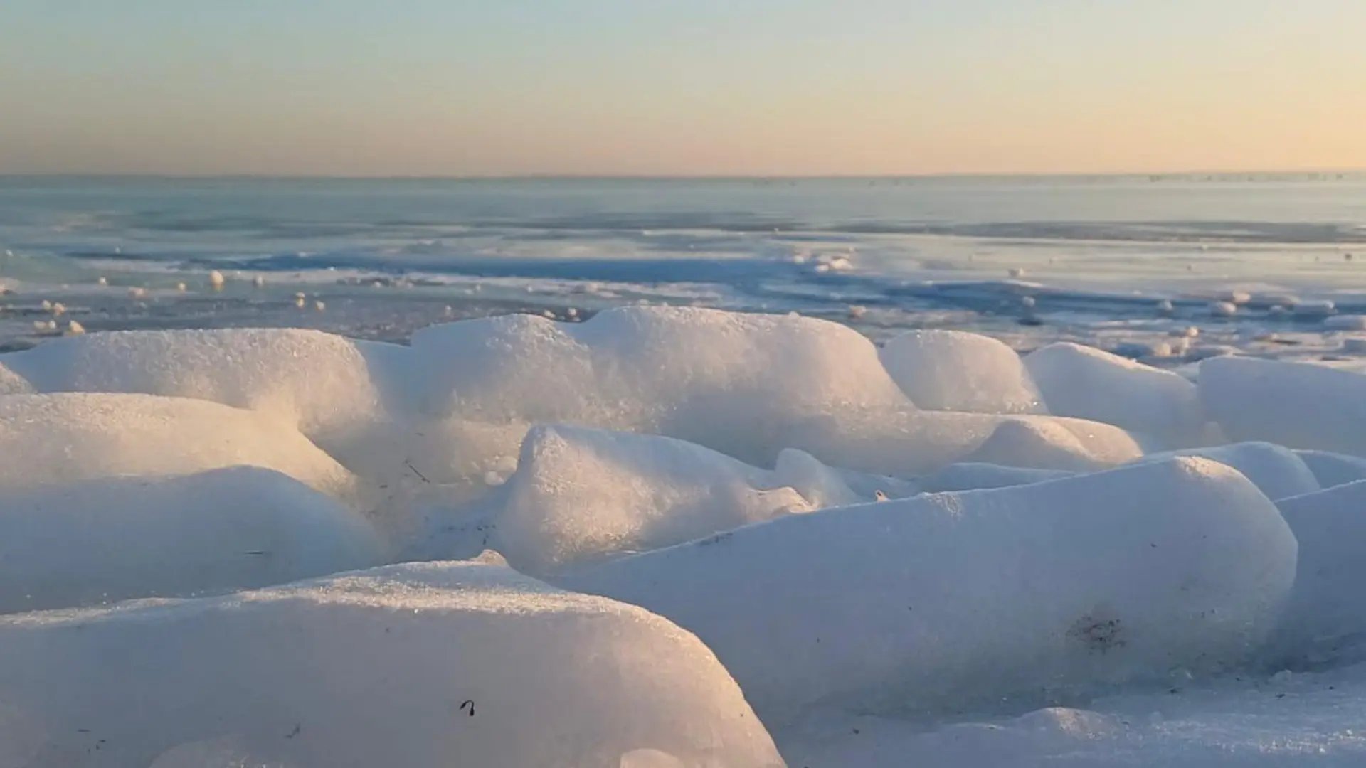 Anhaltender Frost: Eisdecke auf Boddengewässern wächst Anhaltender Frost: Eisdecke auf Boddengewässern wächst
