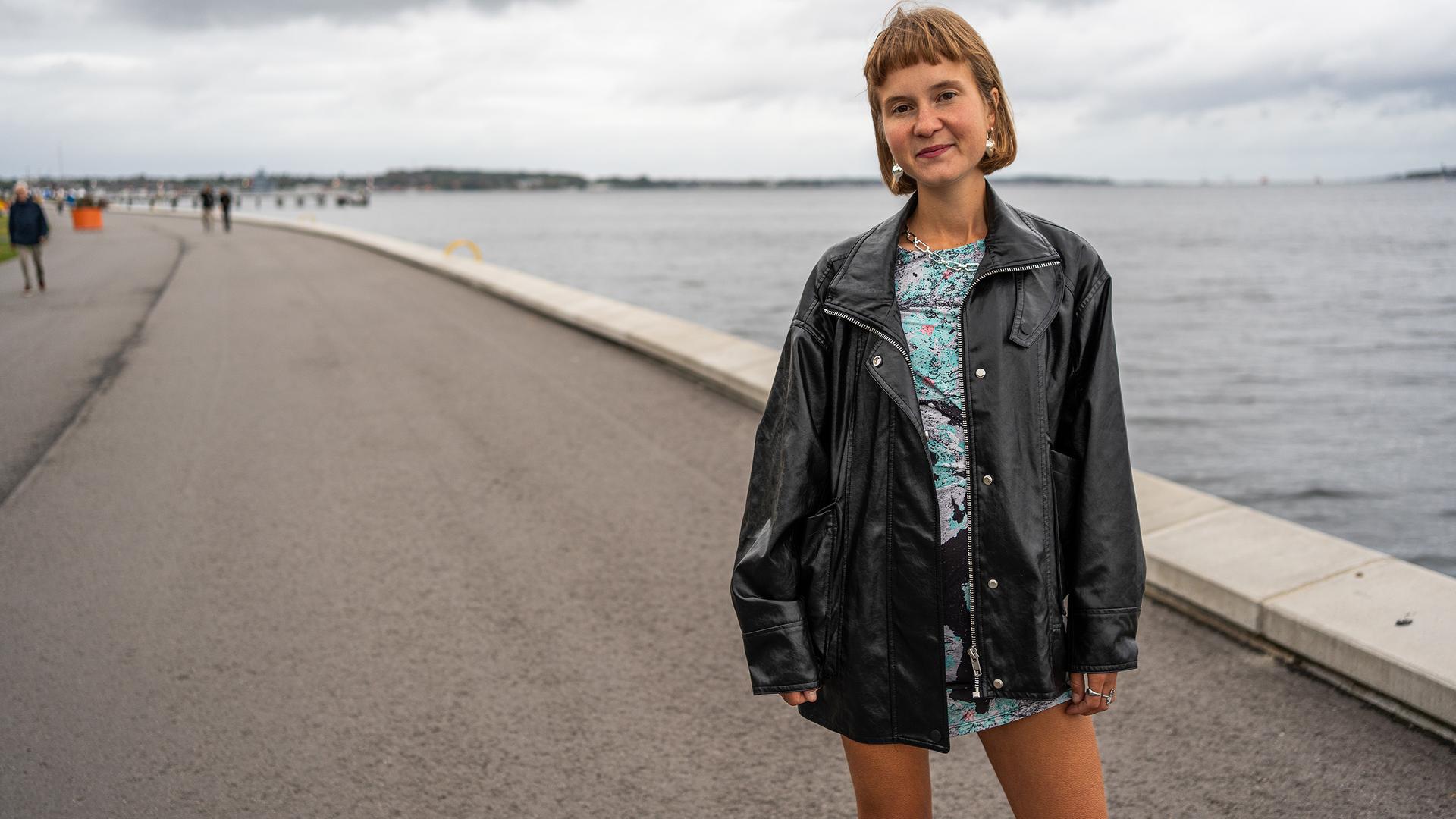 Autorin Caro Wahl steht an der Kiellinie. | NDR, Lisa Synowski