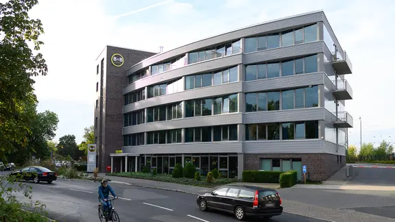 Blick auf die Außenfassade vom "B&B Hotel Göttingen-City".