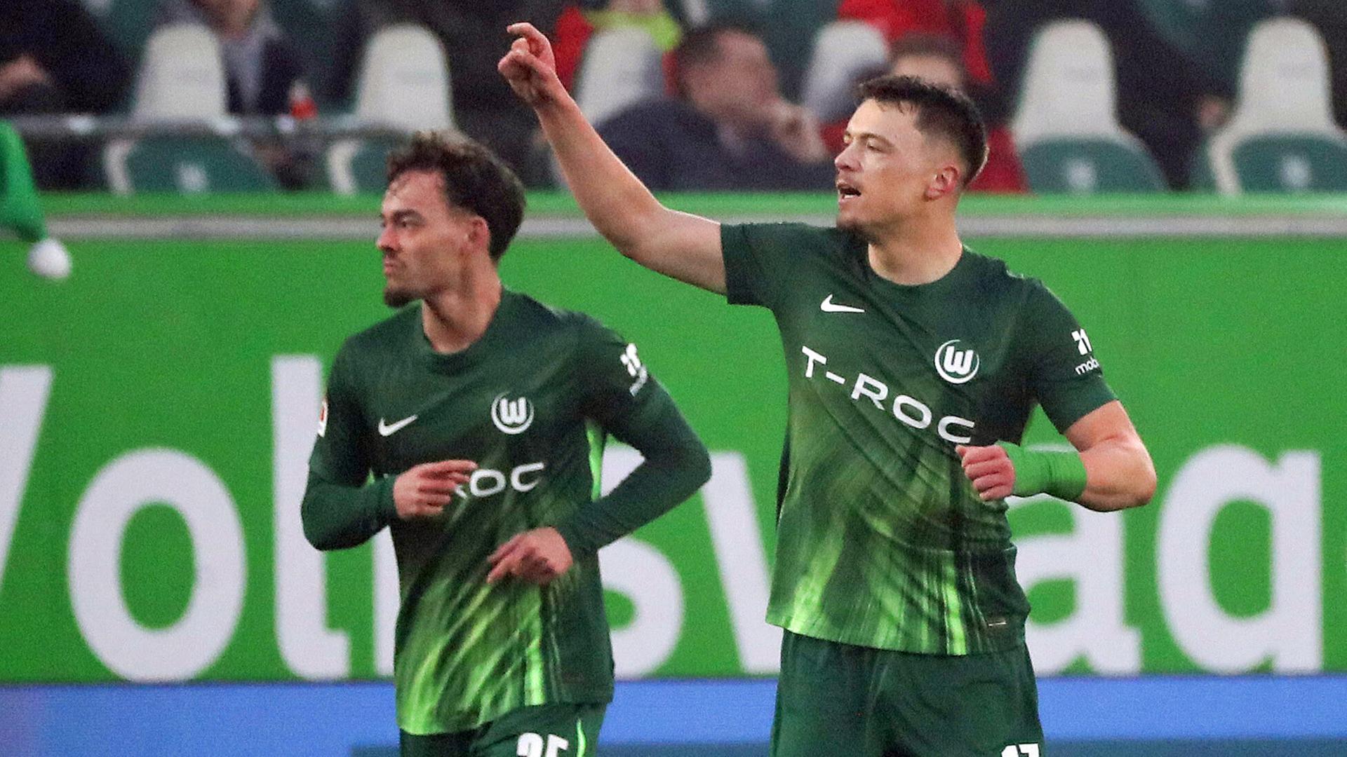 Wolfsburgs Dzenan Pejčinović (r.) feiert ein Tor. | picture alliance / dpa | Darius Simka