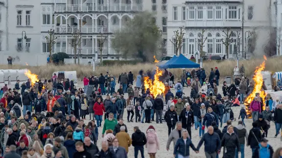 Karsamstag: Zahlreiche Zuschauer sehen sich am Strand des Ostseebades Binz auf der Insel Rügen das traditionelle Osterfeuer an.