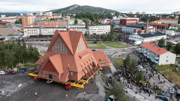 Die Holzkirche wird in Kiruna vom alten Standort auf einem Spezialfahrzeug weggefahren.