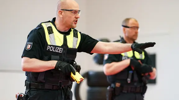 Mit 50.000 Volt gegen Angreifer: Kieler Polizei bekommt Taser | ndr.de