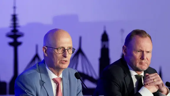 Hamburgs Bürgermeister Peter Tschentscher (l.) und Innensenator Andy Grote während der Vorstellung der Awareness-Kampagne für Hafenbeschäftigte im Kampf gegen internationale Drogenkriminalität.