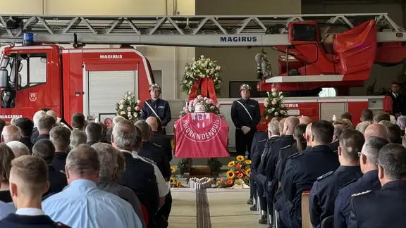 Neubrandenburg trauert um Feuerwehrmann Bernd Niemczewsky