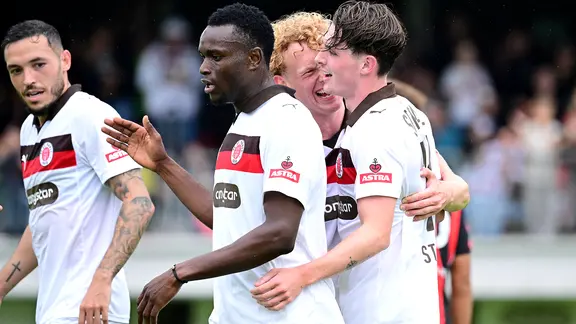 Die Spieler des FC St. Pauli bejubeln ein Tor