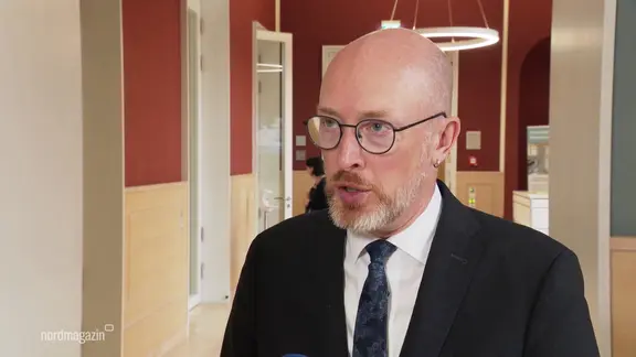 Innenminister Pegel spricht in die Kamera.