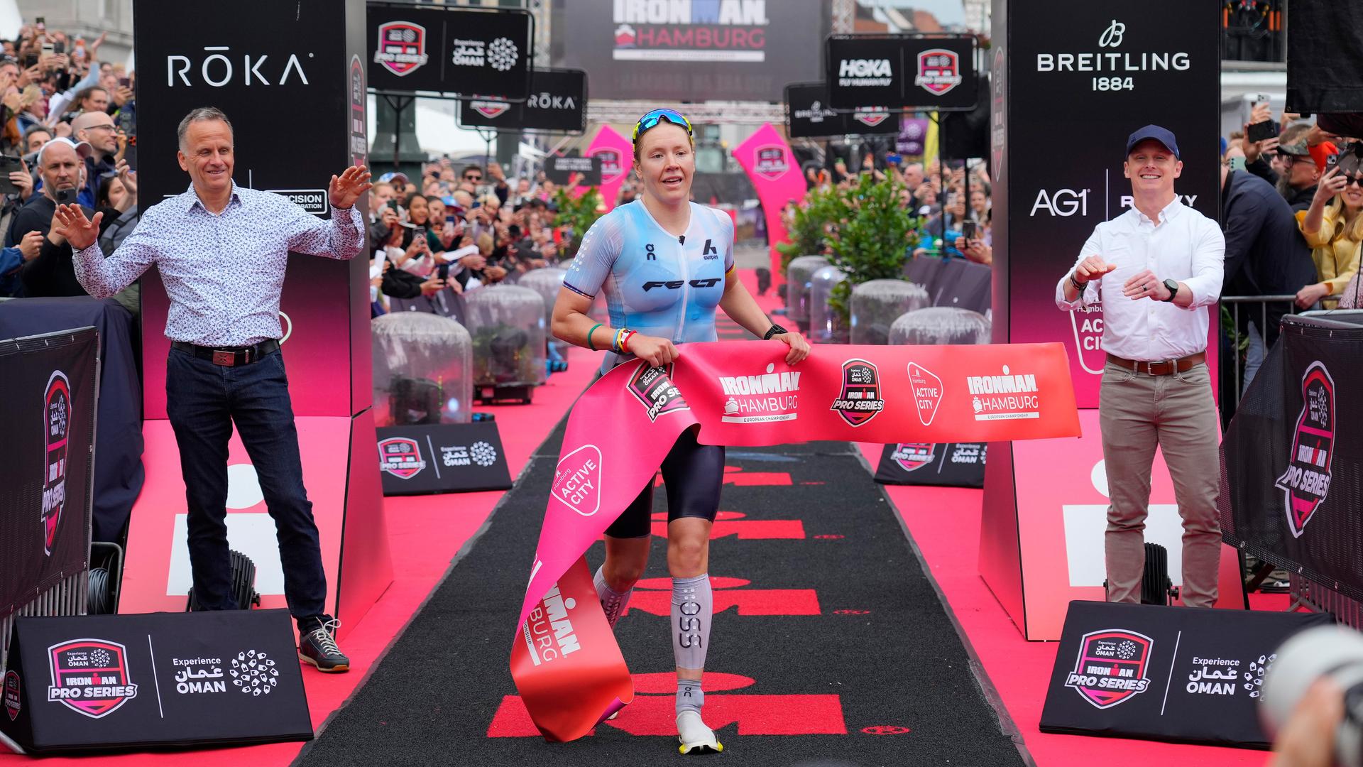 Die Norwegerin Solveig LÃ¶vseth Ã¼berquert bei der Ironman-EM in Hamburg die Ziellinie | WITTERS