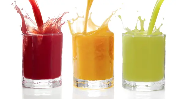 Drei Säfte werden in drei Gläser gefüllt. | Fotolia, Tunedin Drei Säfte werden in drei Gläser gefüllt.