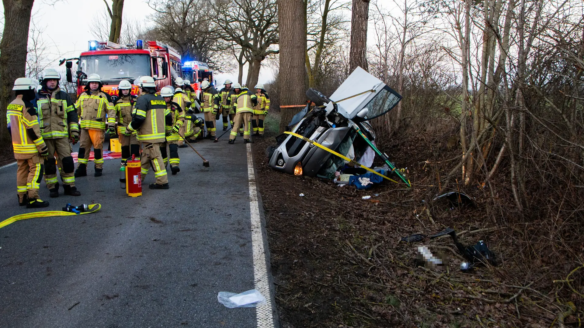 Betrunken am Steuer? Frau fährt bei Eutin gegen Baum