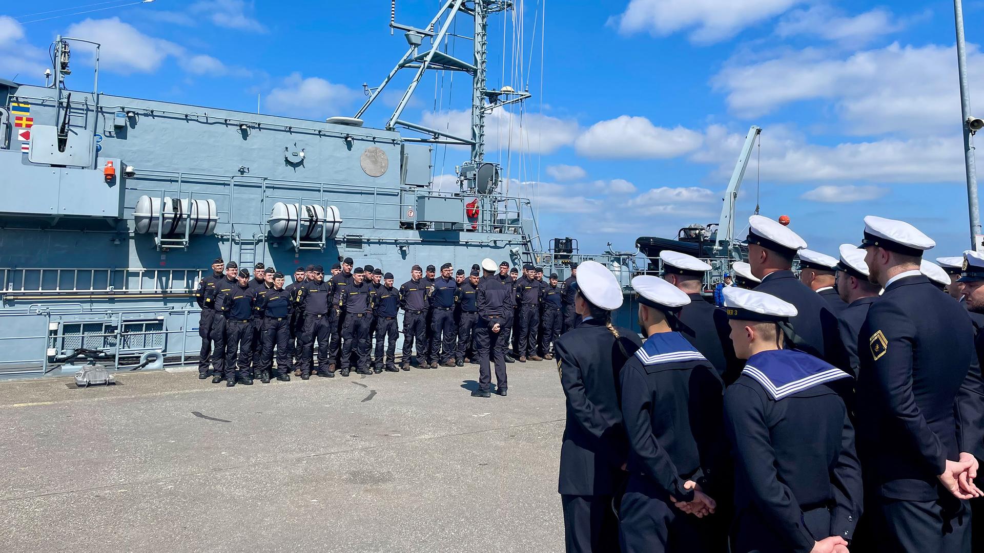 Soldaten und Matrosen stehen im Kieler Marinehafen bei der Verabschiedung des Minenjagdbootes 