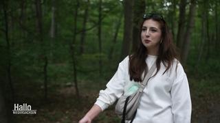 Eine Person steht im Wald.
