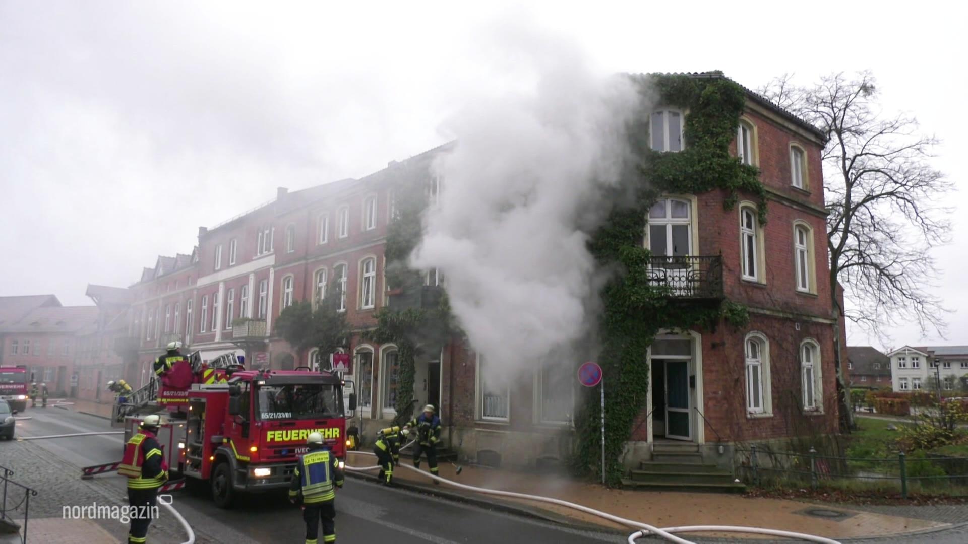 Brand in Ludwigslust: Vier Menschen aus Haus gerettet