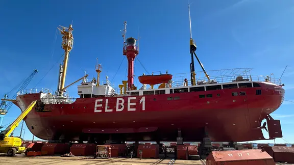 Bis zu 17 Seemeilen ist das Leuchtfeuer der Elbe 1 mit bloßem Auge wahrnehmbar | NDR, Mathias Marius Krüger Feuerschiff Elbe 1 auf dem Schiffslift der Volkswerft Stralsund