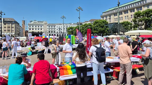 Auf dem Hamburger Rathausmarkt haben sich viele Besucherinnen und Besucher bei den Hamburger Stiftungstagen versammelt.