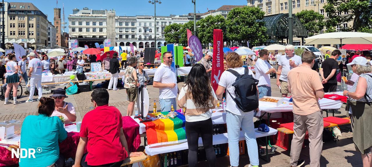 Auf dem Hamburger Rathausmarkt haben sich viele Besucherinnen und Besucher bei den Hamburger Stiftungstagen versammelt. | NDR / Karsten Sekund Auf dem Hamburger Rathausmarkt haben sich viele Besucherinnen und Besucher bei den Hamburger Stiftungstagen versammelt.